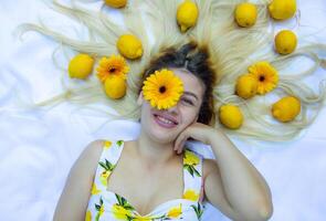 retrato de una mujer joven y bonita foto