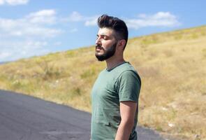 bonito joven hombre en el naturaleza foto