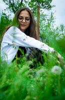 mujer en el parque, joven mujer en el jardín foto