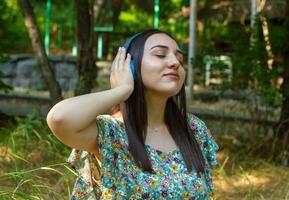 bonito joven mujer en el naturaleza, mujer en verano día foto