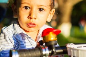 pequeño chico jugando en el parque foto