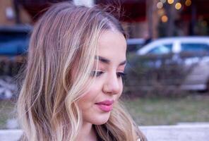 bonito joven mujer en el ciudad, retrato de un mujer en el ciudad, retrato de un mujer, retrato de un bonito niña foto