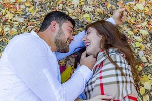 romántico Pareja en el jardín, Pareja en el naturaleza foto