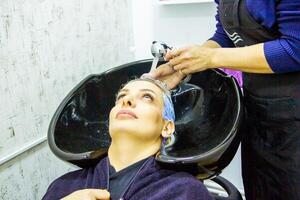 persona en el spa salón, mujer en belleza salón foto