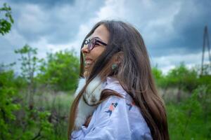 mujer en el parque, joven mujer en el jardín foto