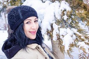 mujer en bosque, retrato de un mujer en invierno bosque, linda mujer en invierno parque foto