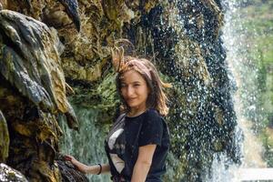 bonito joven niña en el naturaleza, verano paisaje foto