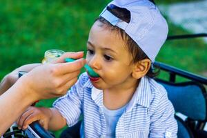 pequeño chico jugando en el parque foto