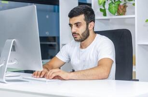 persona trabajando en oficina, persona a el trabajo foto