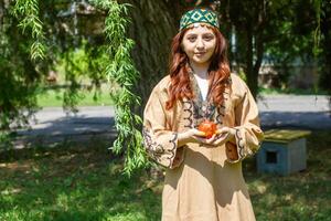 armenio joven mujer en tradicional ropa en el naturaleza en verano foto