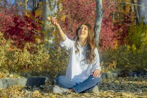 joven mujer en el jardín en otoño foto