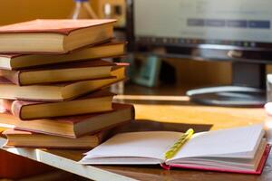 apilar de libros en el mesa, pila de libros, libros antecedentes foto