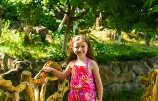 bonito pequeño niña en el naturaleza, niña en verano foto