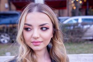 bonito joven mujer en el ciudad, retrato de un mujer en el ciudad, retrato de un mujer, retrato de un bonito niña foto