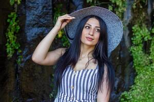 bonito joven mujer en el naturaleza, mujer en verano día foto