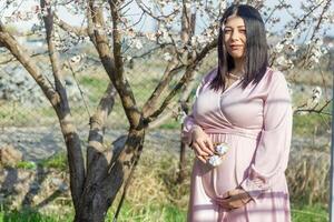 el embarazada mujer en el parque, hermosa mujer en el parque, embarazada mujer en primavera foto