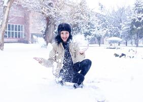 mujer en bosque, retrato de un mujer en invierno bosque, linda mujer en invierno parque foto