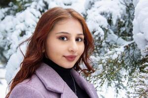 bonito niña en invierno bosque, joven mujer en invierno parque foto