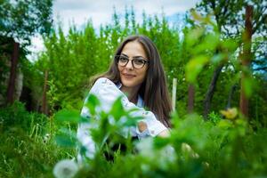 mujer en el parque, joven mujer en el jardín foto