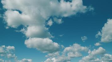 azul céu fundo e branco nuvens suave foco. azul céu é coberto de branco nuvens. video