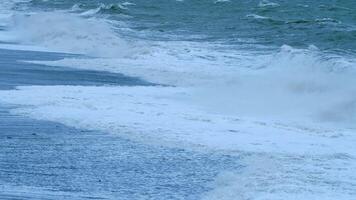 Oceano olas tormenta. olas con textura y viento rociar. estático. video