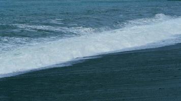 pesado onda quebra. lindo Sombrio mar superfície. tempestade Atenção em costa. real tempo. video