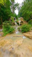 atemberaubend kuang si Wasserfall in der Nähe von luang Prabang im Laos. video
