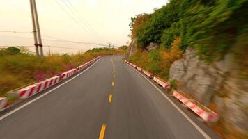 fpv voar sobre cênico penhasco estrada em gato BA ilha Vietnã video