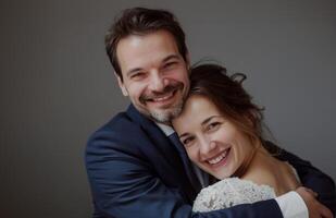 ai generado un sonriente hombre y mujer abrazando en gris fondo, emocional Beso imagen foto