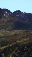 een adembenemend panoramisch visie van majestueus berg pieken in de afstand video