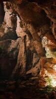 uma misterioso caverna iluminado de uma viga do luz video