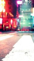une animé ville rue illuminé par le lumières de le nuit video