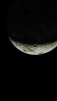 le lune est clairement visible dans le clair noir nuit ciel, verticale video