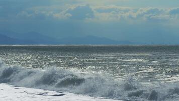 scénique océan littoral. ondulé mer mouvement avec orage avec une journée. mer vagues et une fort tempête. lent mouvement. video