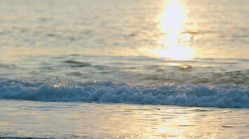 tropical vistoso puesta de sol. Dom destello con pequeño olas en agua superficie. resumen náutico naturaleza. aún. video