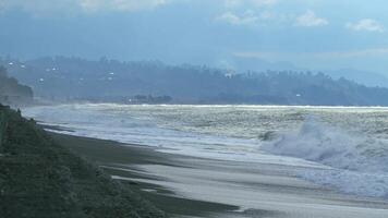 mare Surf. onde su il spiaggia. chiaro acqua di il mare Surf e sabbia spiaggia. lento movimento. video