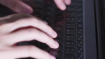 ung flicka hand är arbetssätt på dator bärbar dator video