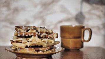 Lüttich Waffeln schließen oben mit kondensiert Milch und Marmelade im Super schleppend Mo. traditionell Essen im Belgien. Frühstück mit Kaffee auf Marmor Hintergrund. hoch Qualität fullhd Aufnahmen video