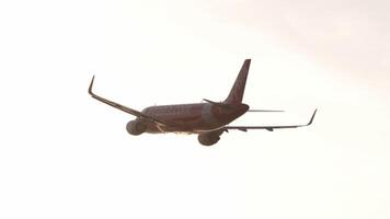 Phuket, Thailand - - Februar 23, 2023. Airbus a320, hs-bbo von Luftasien nehmen aus beim Phuket Flughafen. Flugzeug fliegend in ein Wolke, Hintergrundbeleuchtung. Flugzeug Abflug, Klettern video