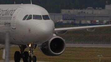 Moscou, russo federação - Julho 29, 2021. airbus a321, vp-bgh do vento nordestino companhias aéreas taxiando para a pista às sheremetyevo aeroporto. cenas do aeronave em a taxiway video