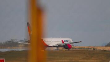 phuket, Thailand - februari 04, 2023. boeing 767, ra-73034 van azur lucht Rechtsaf motor golf, brand van Rechtsaf landen uitrusting video