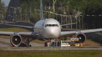 phuket, Thailand - februari 04, 2023. boeing 767, ra-73034 van azur lucht onderbroken vlucht. motor golf. motor brand. voorbereidingen treffen voor de evacuatie van passagiers video