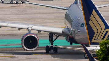 phuket, Tailândia - fevereiro 26, 2023. airbus a330, ra-73789 do aeroflot taxiando, virar às phuket aeroporto. cenas do passageiro avião em a aeródromo. conceito viagem, turismo video