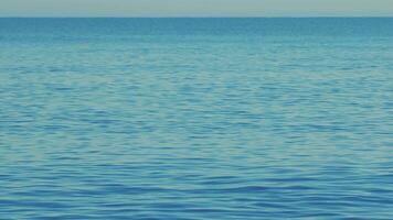 Blau Ruhe Meer. Blau Wasser Betrachtung. fließend Wasser Oberfläche. video
