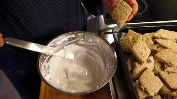 preparação do tradicional sardenha doces espalhar a creme em a cozinhou sobremesas video