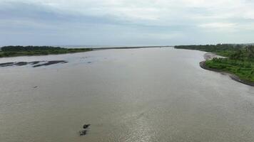 aéreo ver de opaco río en yogyakarta, Indonesia video