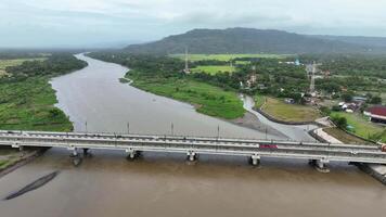 Antenne Aussicht von kretek 2 Brücke im Yogyakarta, Indonesien video