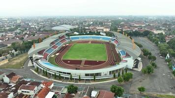 aéreo ver de mandala krida estadio en yogyakarta, Indonesia video