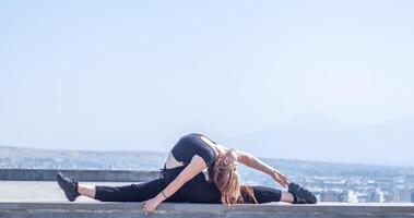 joven niña haciendo ejercicio en el ciudad, mujer haciendo yoga ejercicio, persona haciendo extensión, mujer relajante en el ciudad, bonito niña haciendo aptitud ejercicio foto