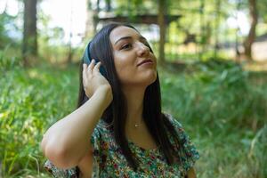 bonito joven mujer en el naturaleza, mujer en verano día foto